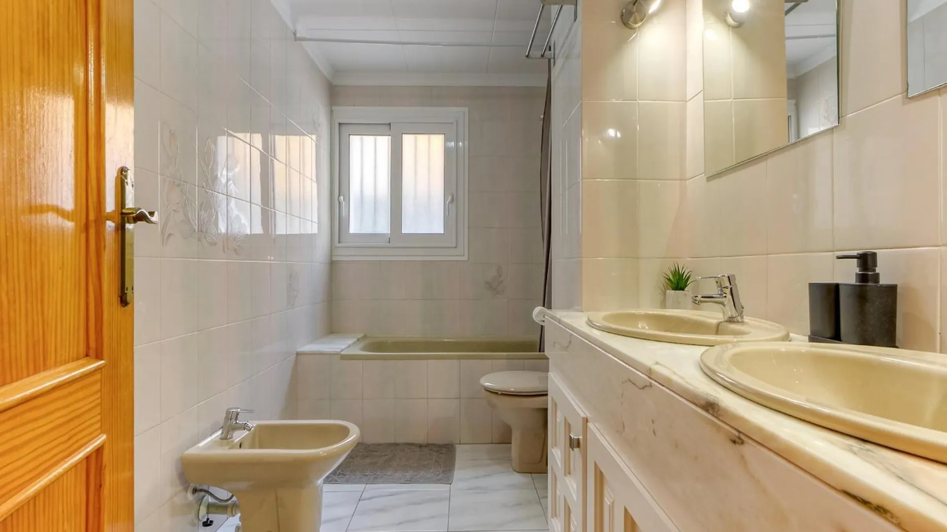 Great Apartment With View Roses