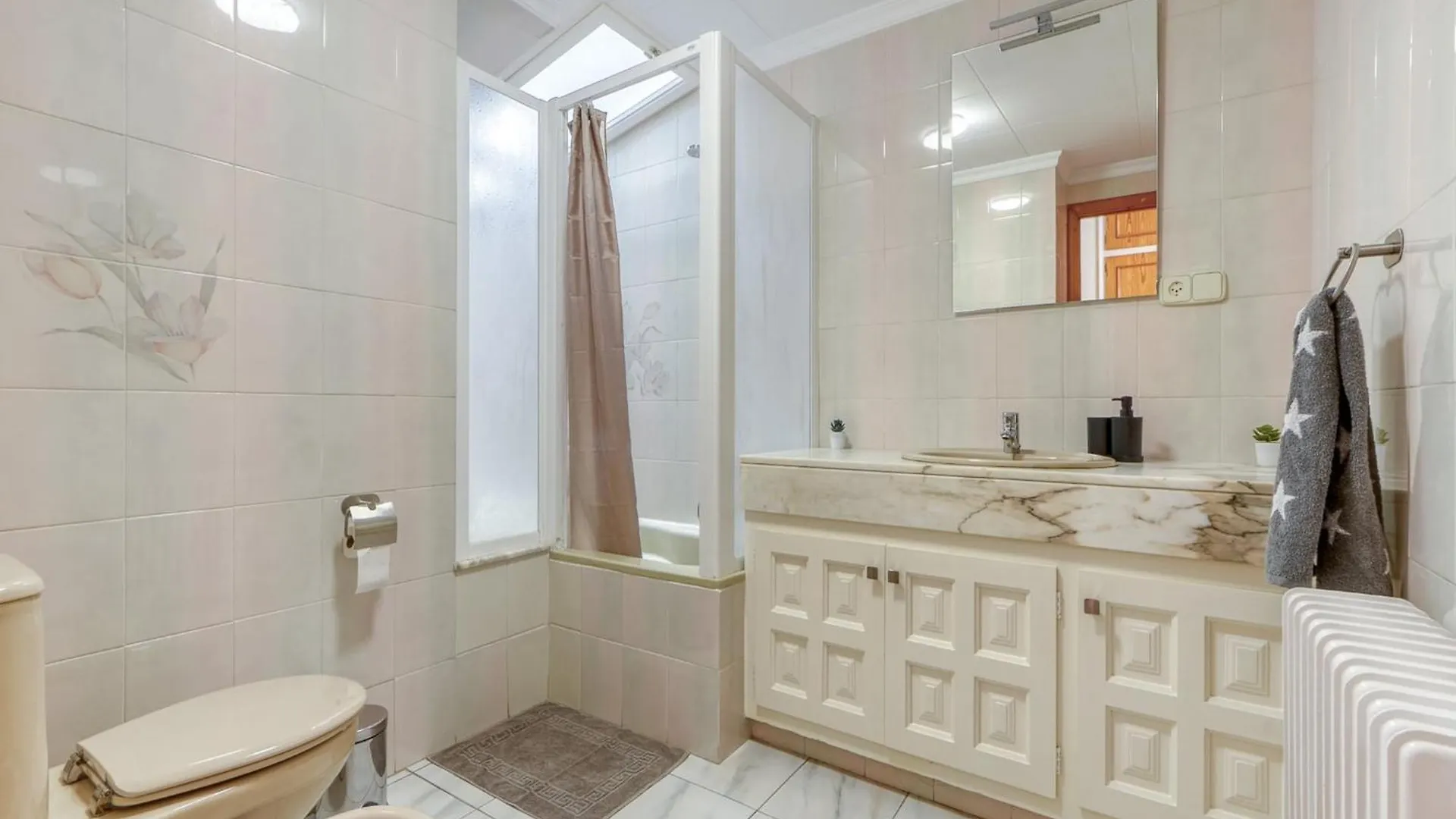Great Apartment With View Roses